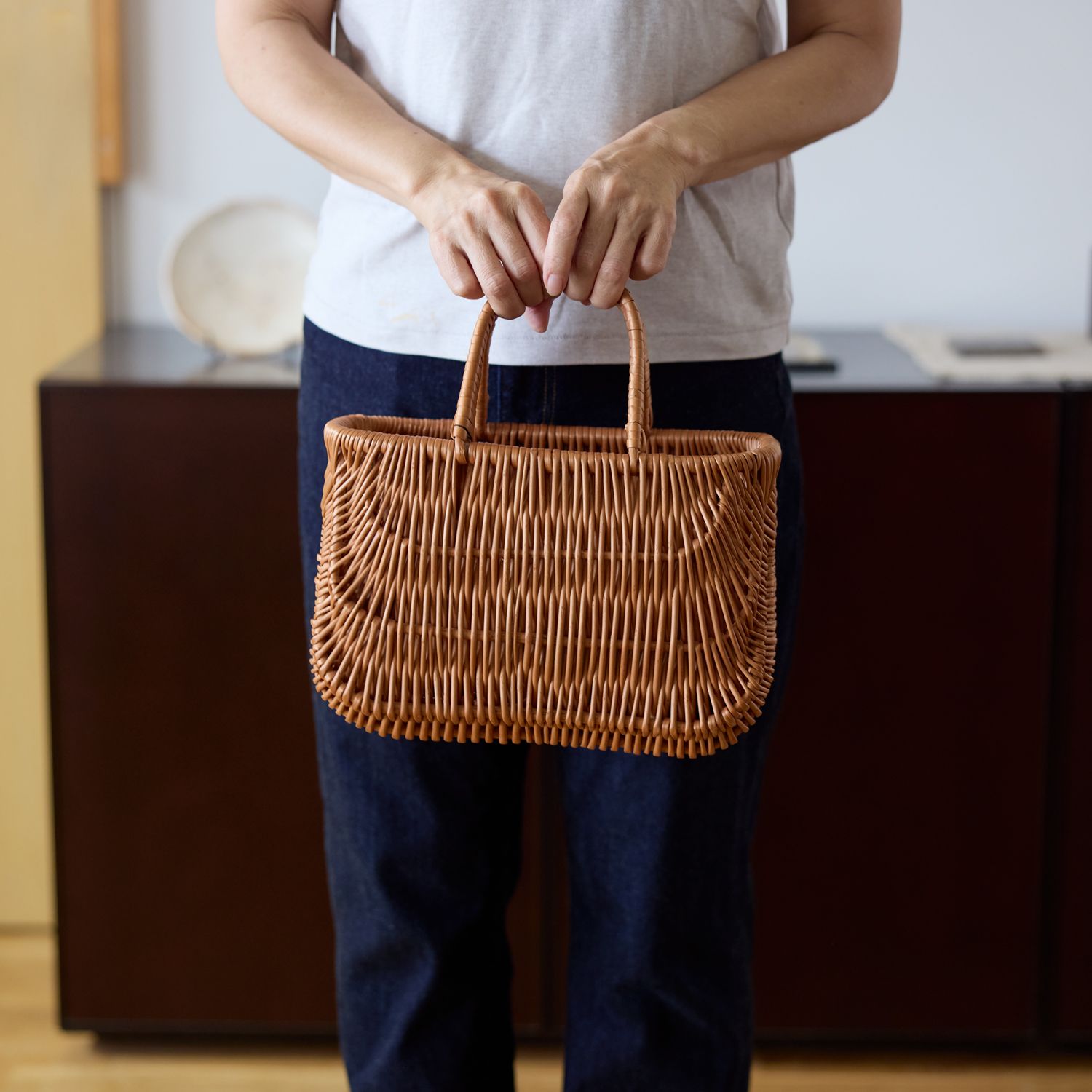 手仕事のかごバッグを楽しむ 人の営みを感じる自然素材の色