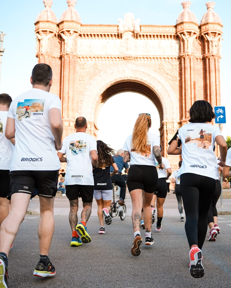 corredores brooks corriendo por barcelona