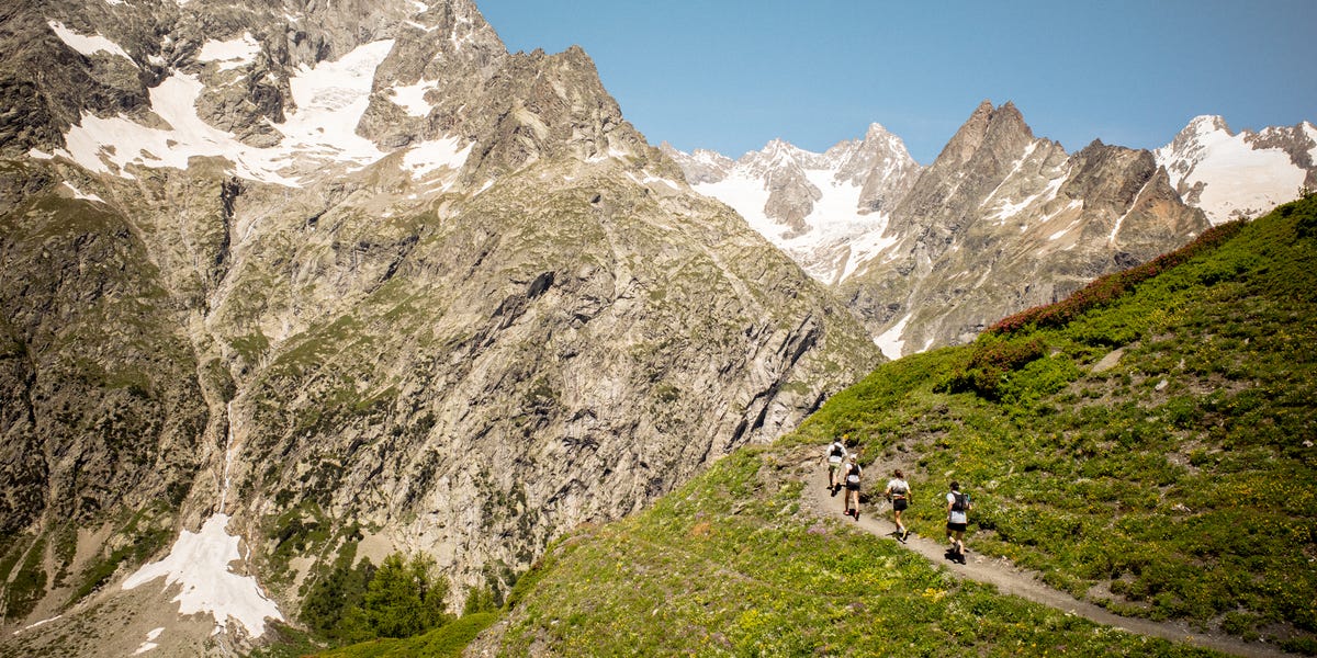arcteryx trail runnng academy UTMB some runners on a trail against the backdrop of some mountains