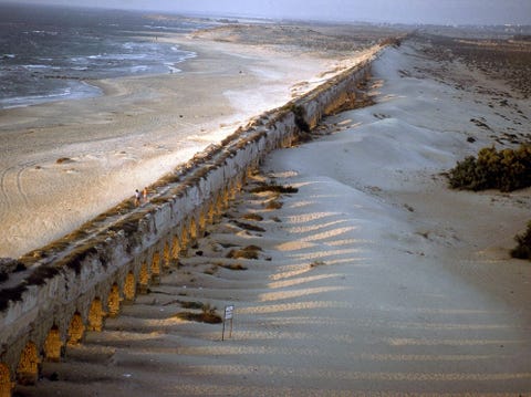 De haven van Caesarea aan de Middellandse Zeekust van Judea in Isral had geen betrouwbare aanvoer van drinkwater toen men rond 22 v Chr aan de bouw van de stad begon Dus gaf koning Herodes opdracht tot de aanleg van dit Romeinse aquaduct dat water uit bronnen in het Karmelgebergte over een afstand van zestien kilometer naar de stad vervoerde