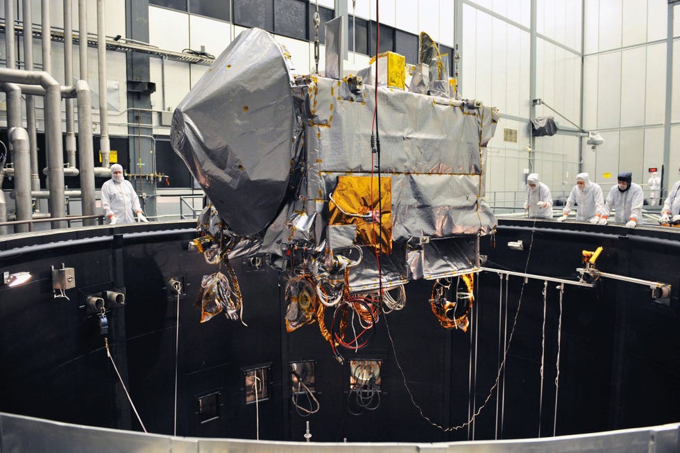 Op 11 februari 2016 onderging OSIRISRExin een thermale vacumkamer van Lockheed Martin een aantal omgevingstests Bijna zeven maanden later op 8 september 2016 bevond het ruimtevaartuig zich op een afstand van 322 miljoen kilometer van de aarde  en nam op zijn weg terug naar onze planeet een bodemmonster van een andere wereld
