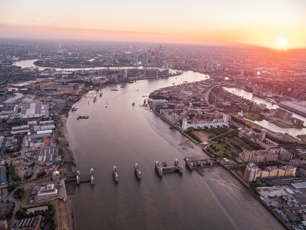 Zon vijftien kilometer stroomafwaarts beschermt de Thames Barrier een reusachtige waterkering het centrum van Londen tegen getijdenoverstromingen stormvloed en de stijgende zeespiegel