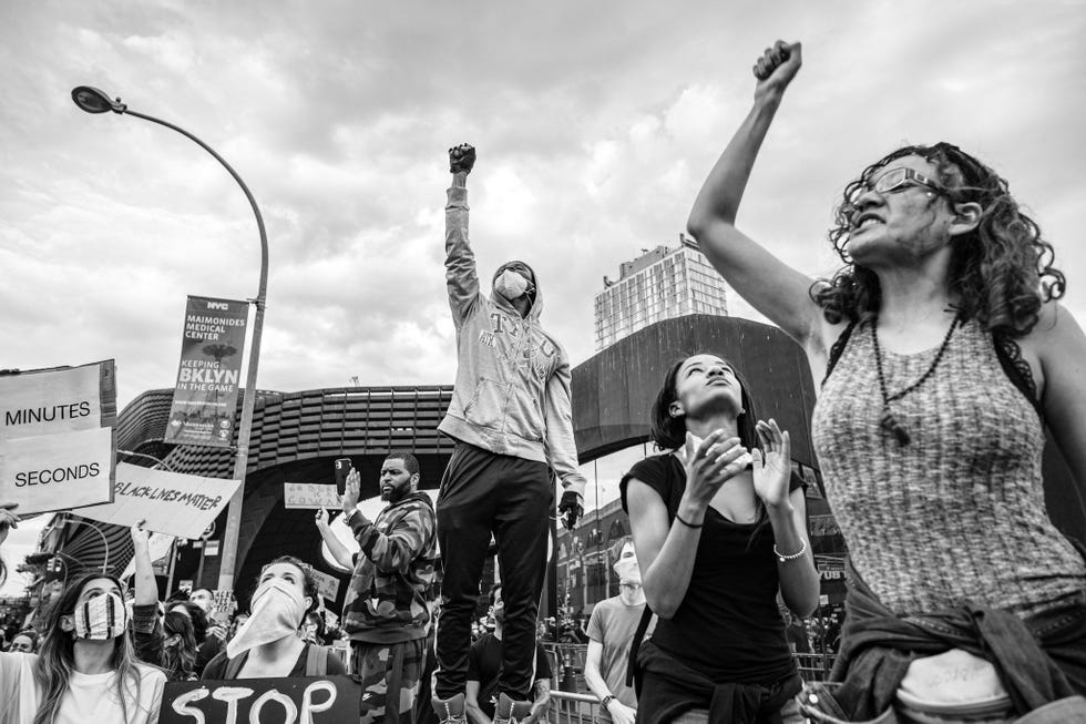 Demonstranten van de Black Lives Mattersbeweging verzamelen zich voor het Barclays Center in New York vanwaar ze in een protestmars over de Brooklyn Bridge zullen lopenUitInstitutioneel racisme en het coronavirus doodt veel zwarte mensen Demonstreren is niet genoeg