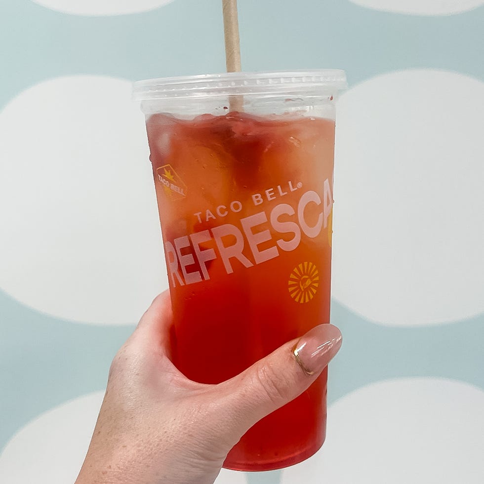 hand holding taco bell refresca drink