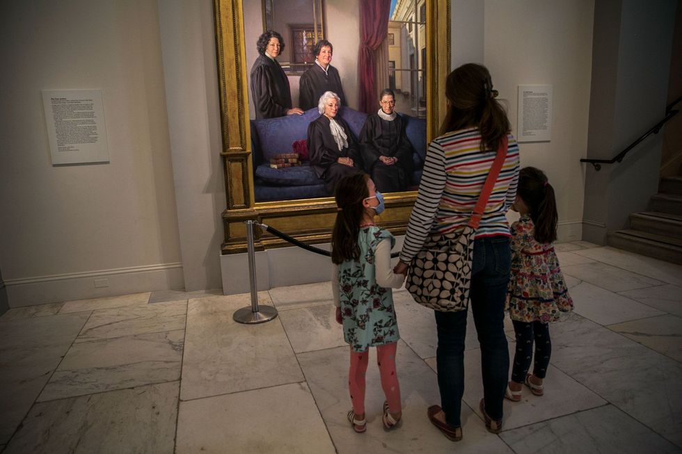 Een dag na de staatsbegrafenis van Ruth Bader Ginsburg in september staan Lauren Stocker en haar dochters in de National Portrait Gallery in Washington DC stil bij de portretten van de vier vrouwelijke opperrechters die in het Amerikaanse Hooggerechtshof hebben gediendUitBekijk hoe de Amerikanen in Washington de laatste eer bewijzen aan opperrechter Bader Ginsburg
