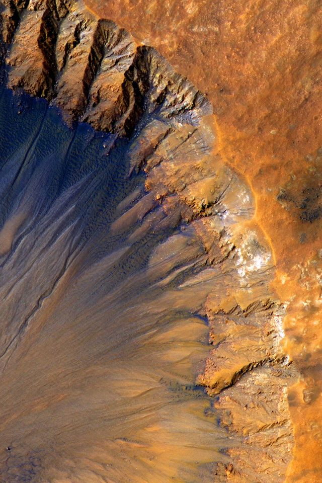deze krater in de buurt van de depressie sirenum fossae vertoont aan de glijzijde binnenzijde steile hellingen die door geulvormende erosie gullies zijn uitgesleten en waar zich mogelijk ook terugkerende hellinglijnen voordoen op de hellingen die richting de evenaar wijzen