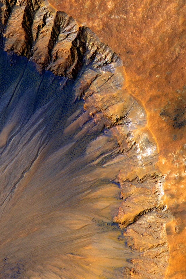 Mars krater in de buurt van de depressie sirenum fossae deze krater in de buurt van de depressie sirenum fossae vertoont aan de glijzijde binnenzijde steile hellingen die door geulvormende erosie gullies zijn uitgesleten en waar zich mogelijk ook terugkerende hellinglijnen voordoen op de hellingen die richting de evenaar wijzen