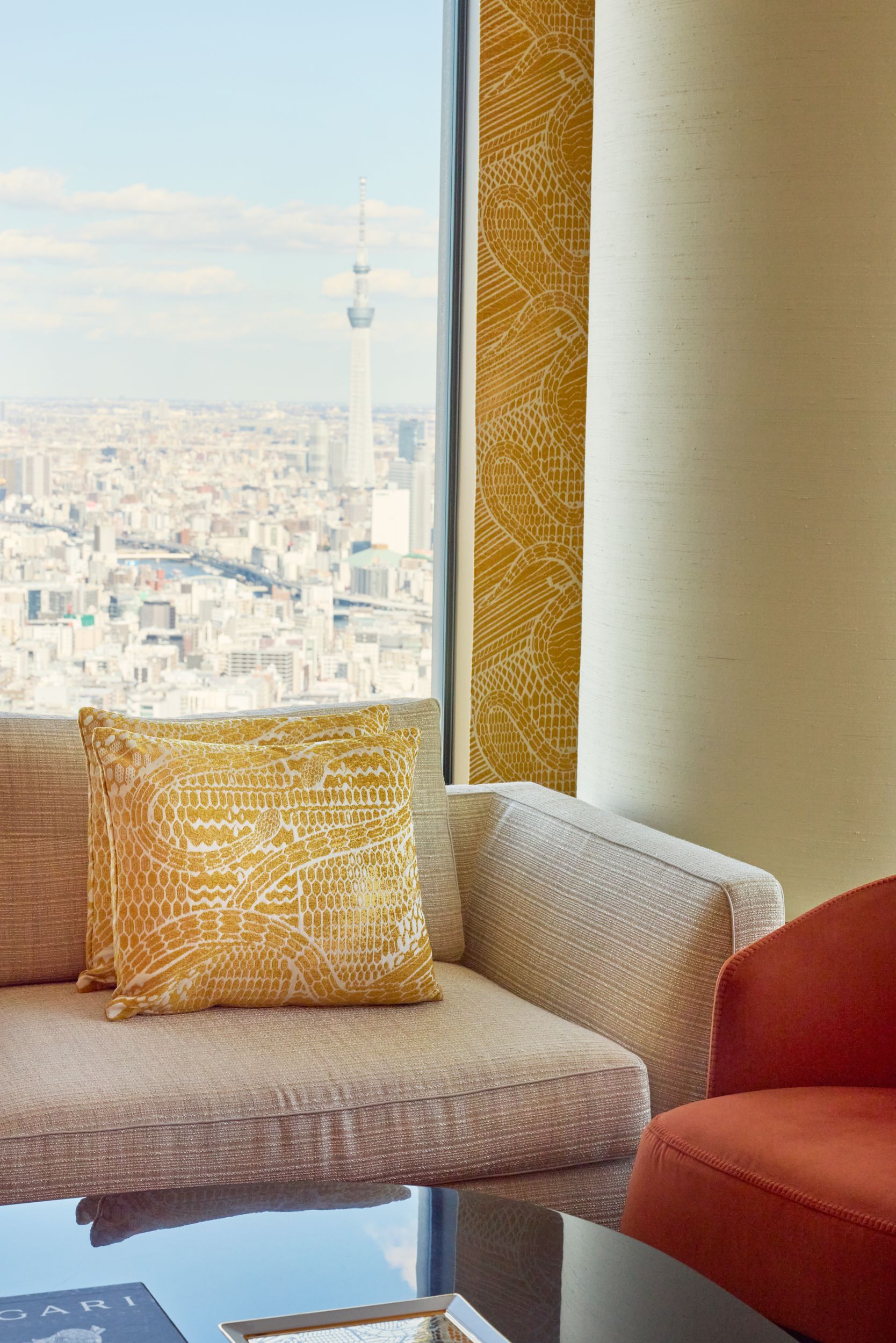 すず　BVLGARI Hotel 限定品 BVLGARI セルペンティ コレクションを纏い、ブルガリ ホテル