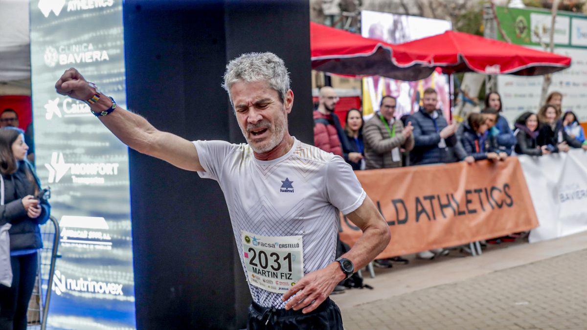 preview for Abel Antón y Martín Fiz entran en la meta del Maratón de Atenas 2022
