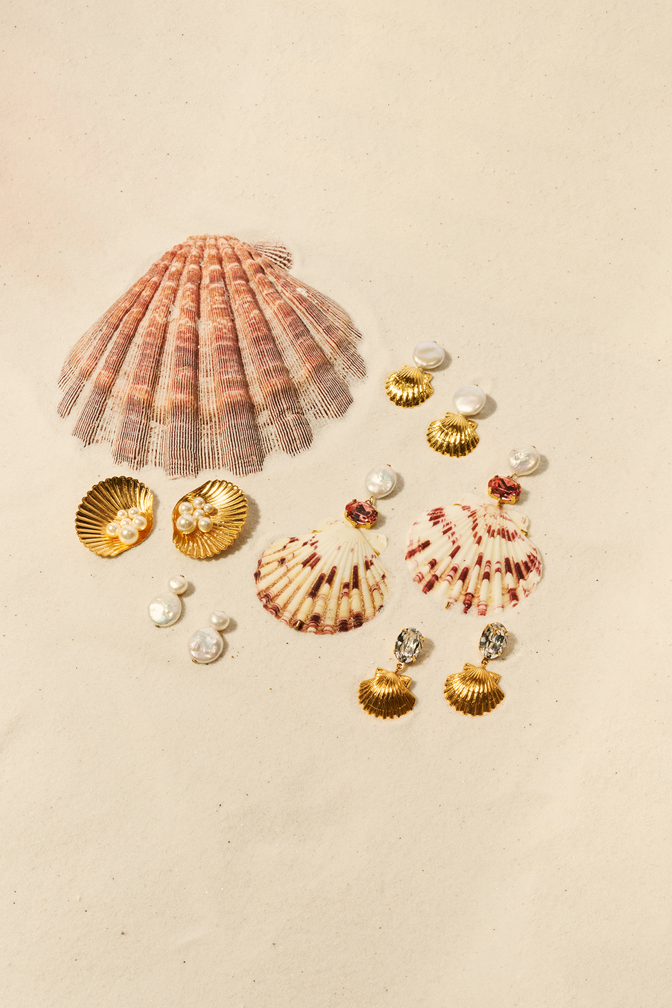 Joyas de conchas marinas en arena