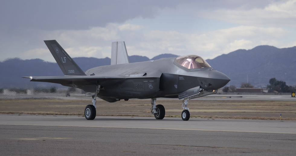 an f 35 taxis from the runway onto the flightline after successfully completing a sortie, dec 14, 2015, at luke air force base the f 35 lightning ii is the most advanced fighter aircraft ever fielded, and is being adopted internationally by the united states and eight partner nations including norway, italy, and australia us air force photo by airman 1st class ridge shan