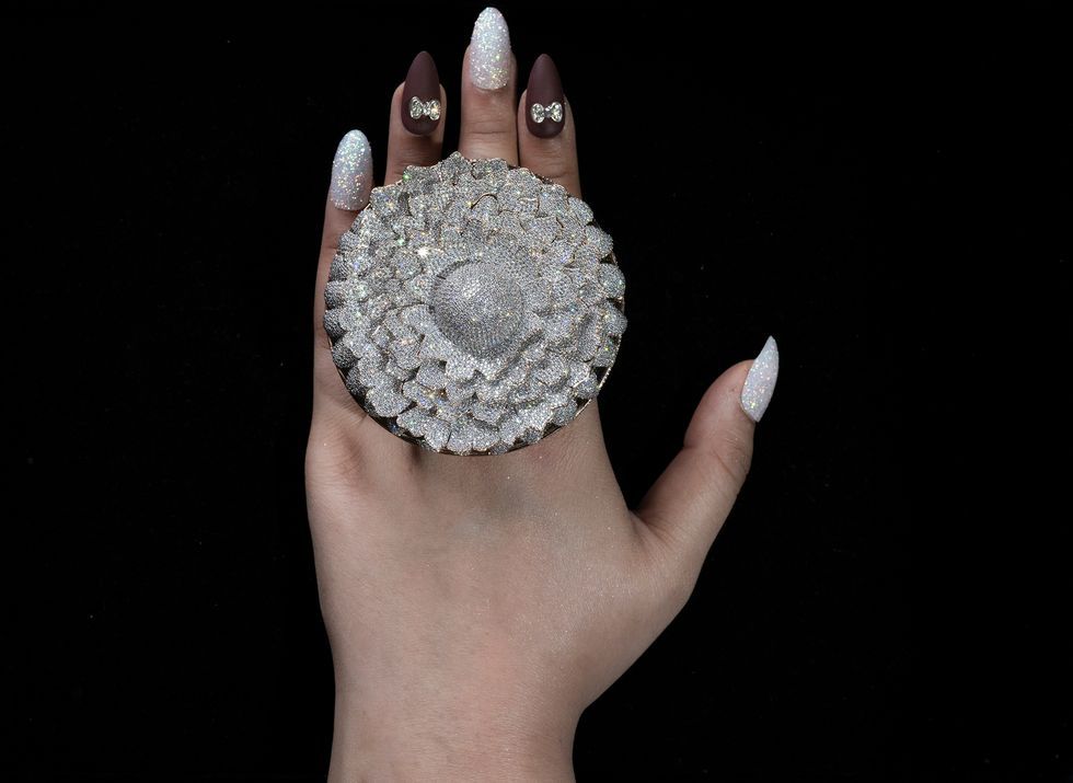 Opera boog Perceptie Ring with 12,638 Diamonds Breaks a Guinness World Record