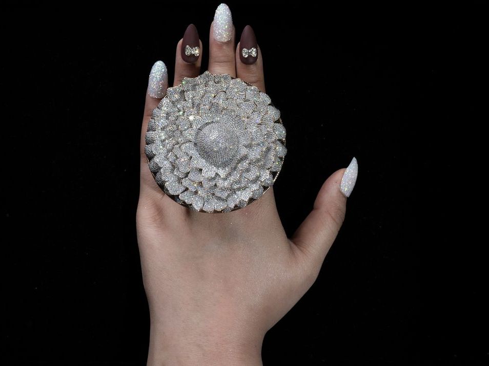 Pittig Op grote schaal agitatie Ring with 12,638 Diamonds Breaks a Guinness World Record