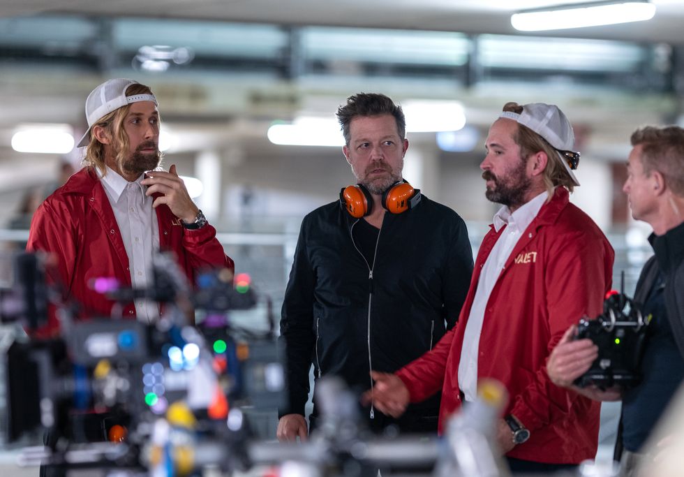 l to r ryan gosling, david leitch and logan holladay on the set of the fall guy, directed by david leitch