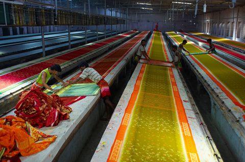Saris zoals deze exemplaren in een fabriek in Rajasthan zijn soms wel tweenhalve meter lang zodat ze meerdere keren om het lichaam gewikkeld kunnen worden