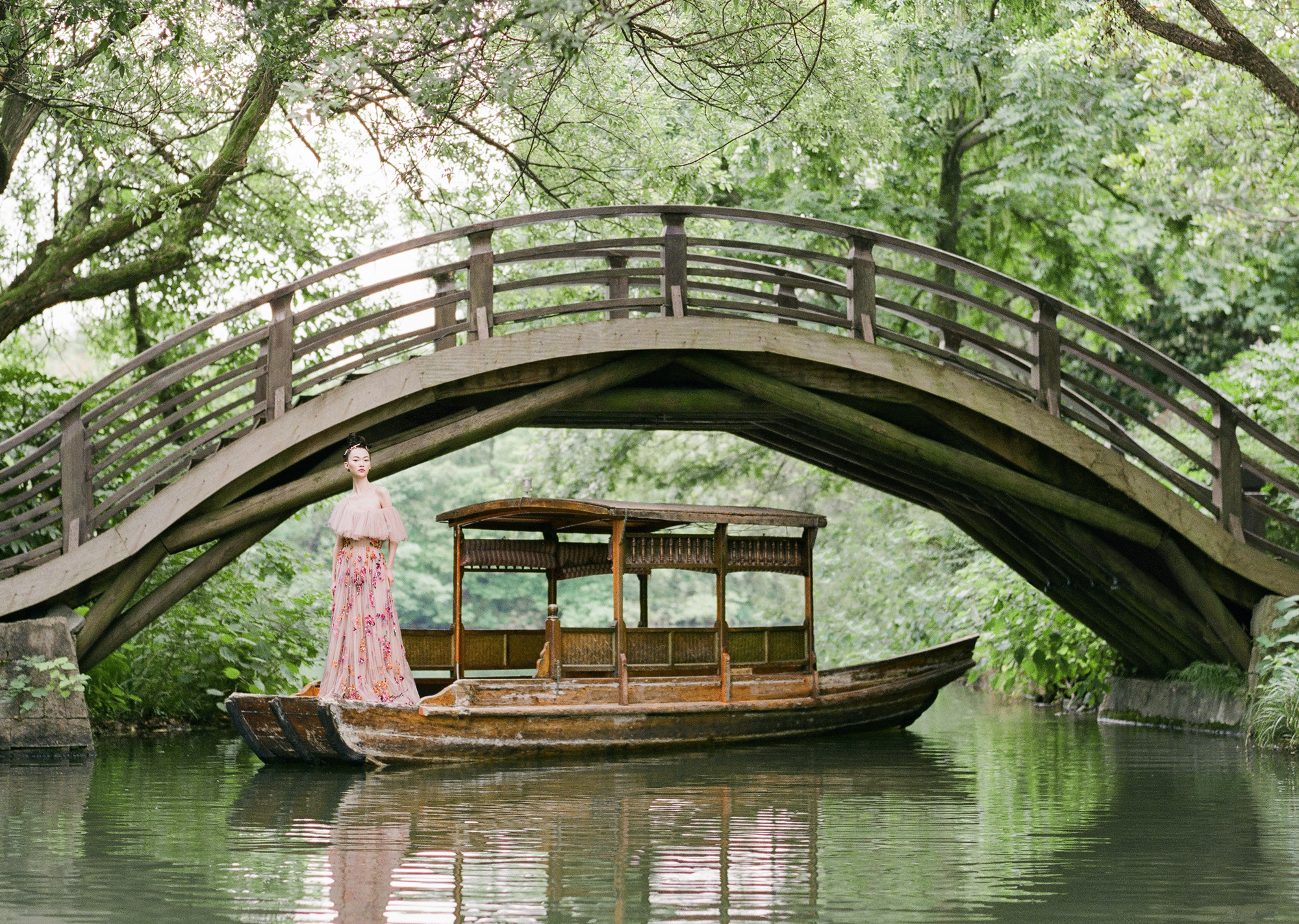 Body of water, Bridge, Waterway, Water, Watercraft, Tree, Boat, Bank, Watercourse, Channel, 