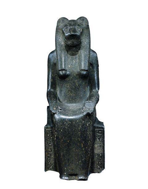 DE LEEUWIN SECHMETVolgens de legende begon Sechmet dochter van Re de mensheid uit te moorden Haar agressie moest worden beteugeld Ook wordt ze met de geneeskunst in verband gebrachtDit beeld komt uit de graftempel van Amenhotep III in WestThebeMuseum of Fine Arts Boston