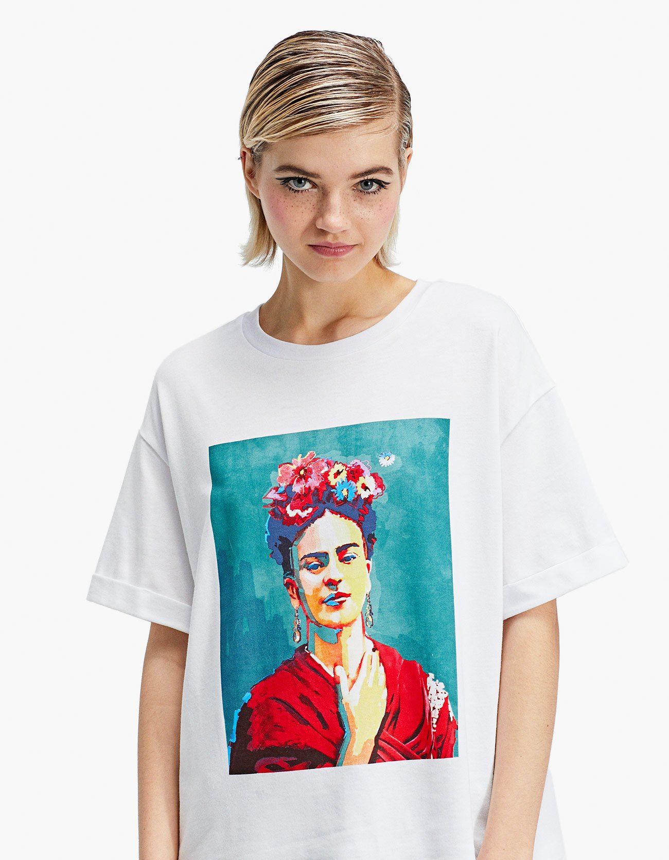 La fridamanía vuelve a la moda - Stradivarius tiene las camisetas de Frida Kahlo totales
