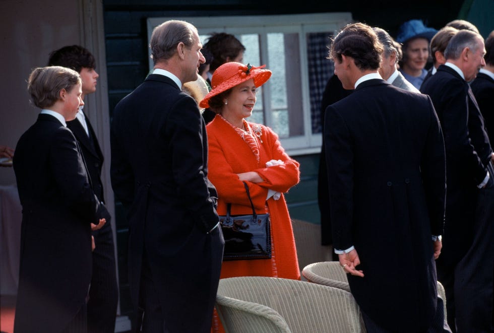 QEII talking Rond 1979 praat Elizabeth II op Windsor Castle met prins Phillip en prins Charles