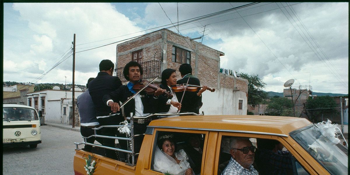 Op deze foto uit de december 1990 editie geeft een mariachiband een pasgetrouwd stel een serenade op weg naar hun receptie in San Miguel de Allende Mexico Mariachibands bestaan al sinds de het jaar 1860 toen Frankrijk Mexico bezette