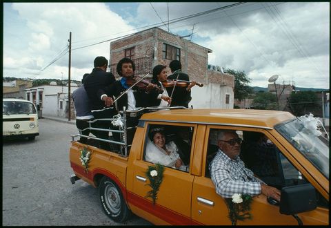 Op deze foto uit de december 1990 editie geeft een mariachiband een pasgetrouwd stel een serenade op weg naar hun receptie in San Miguel de Allende Mexico Mariachibands bestaan al sinds de het jaar 1860 toen Frankrijk Mexico bezette