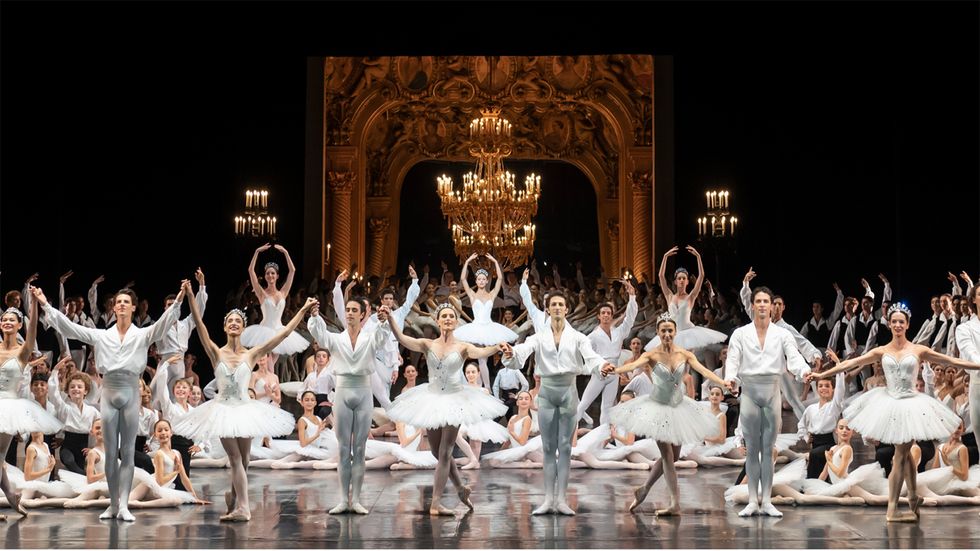202122巴黎歌劇院芭蕾舞季開幕gala晚會上的芭蕾閱兵式。