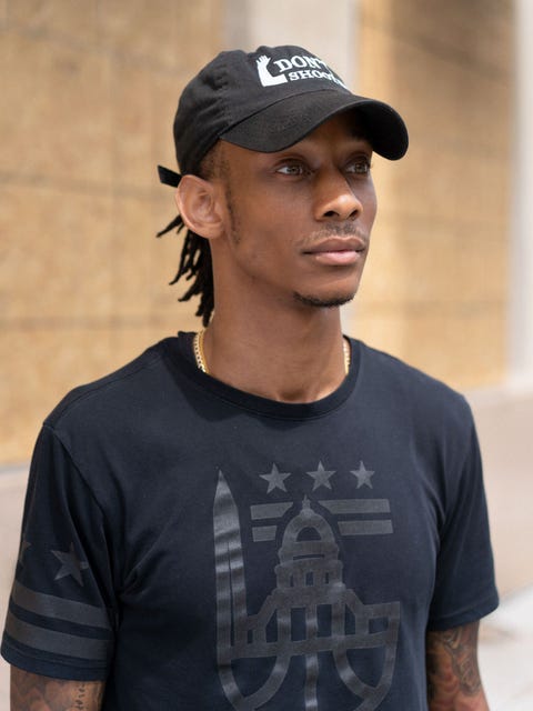 Kevin McDuffie 26 uit Columbia Maryland kijkt uit over de Black Lives Matter Plaza Het is gewoon goed om eindelijk erkenning te krijgen en te voelen dat onze huidskleur ertoe doet zei McDuffie