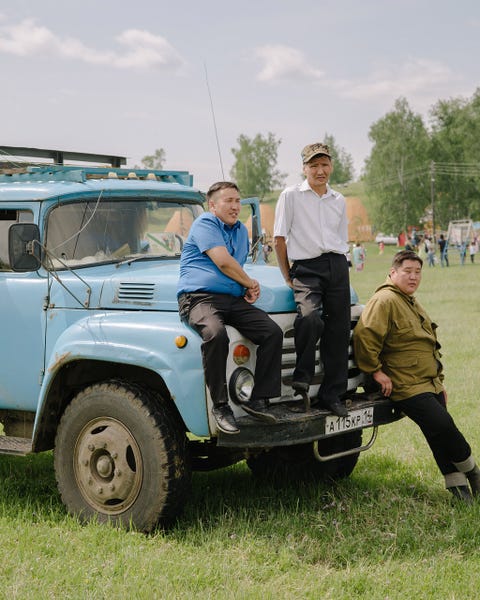 Toeschouwers genieten van het Ysjachfestival in Amga De Jakoeten behoren tot de groep van Turkse volken en werden in het verleden vervolgd door de tsaren en de Sovjets Tegenwoordig maken ze ongeveer de helft van de bevolking van Jakoeti uit