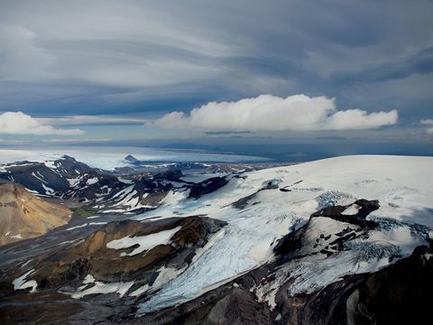 Donkere wolken pakken zich samen boven de weidse ijsen sneeuwvlakten in het westen van IJsland