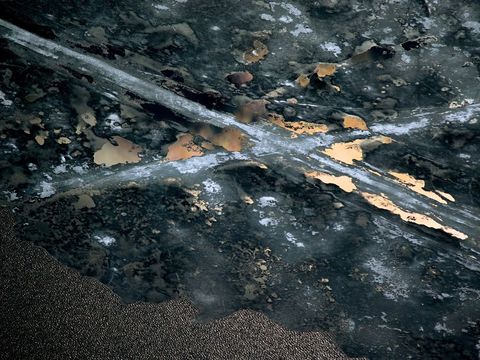 Sneeuwscootersporen verdelen het oppervlak van een bevroren meer in de provincie Lapland in vieren