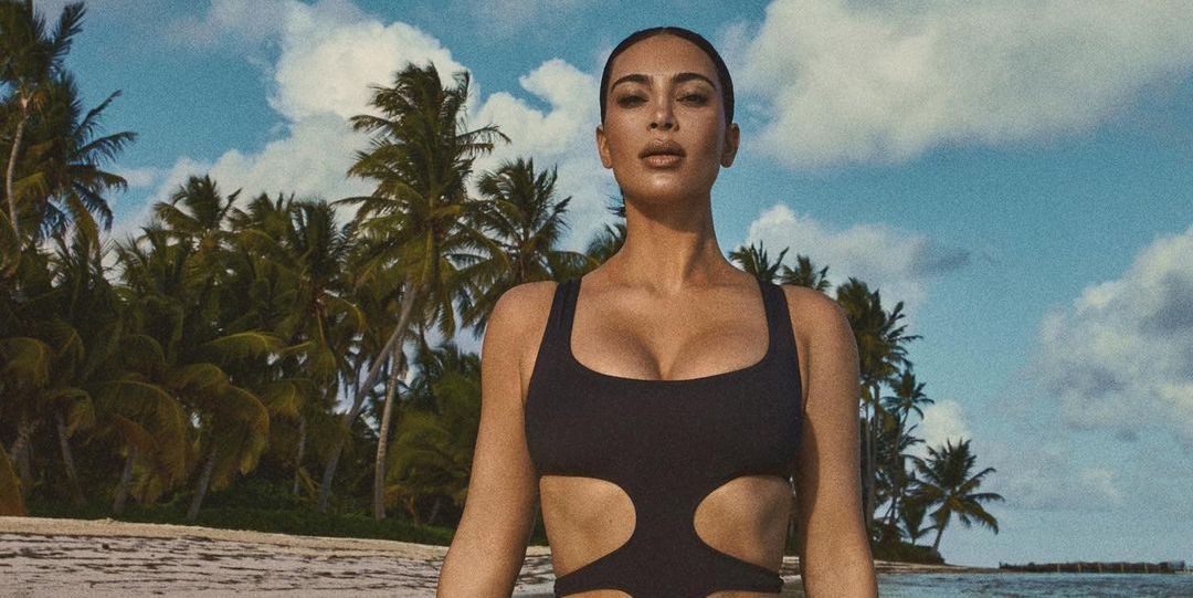 Kim Kardashian lanza bikinis y bañadores: Skims Swim