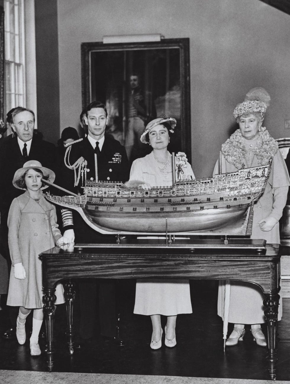 2778905 Ter gelegenheid van de opening van het National Maritime Museum in de Londense wijk Greenwich in 1937 poseren koning George VI koningingemalin Elizabeth koninginmoeder Mary en kroonprinses Elizabeth in 1937 voor een model van de Sovereign of the Seas