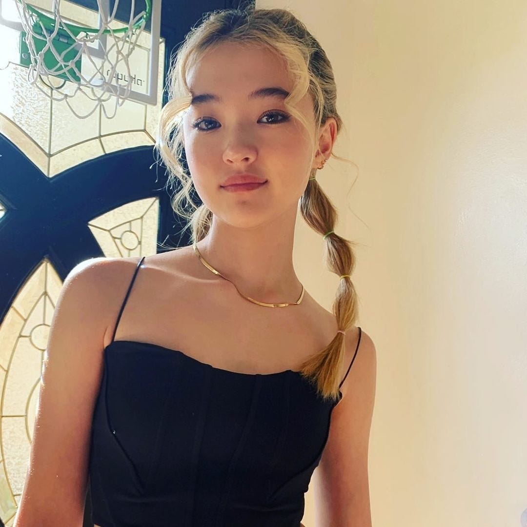 Meovv正式出道!成員Ella Gross被稱小Jennie、背景是什麼?15歲當遍各大名牌模特兒