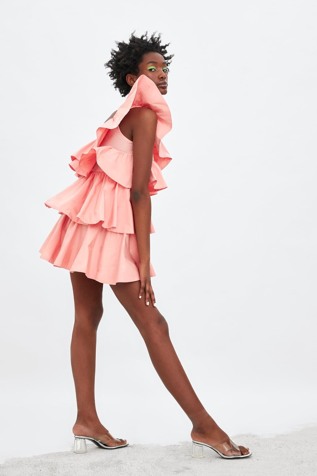 Zara ha lanzado dos vestidos perfectos amantes del rosa son tan espectaculares que se están