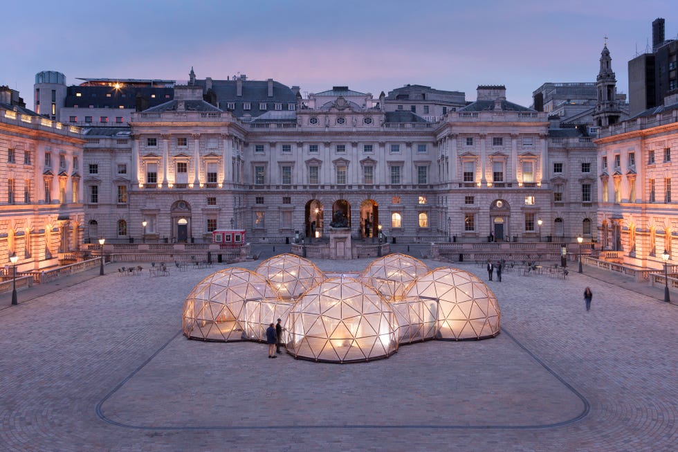 Town square, Landmark, Palace, Human settlement, Building, City, Architecture, Sculpture, Water feature, Tourism, 