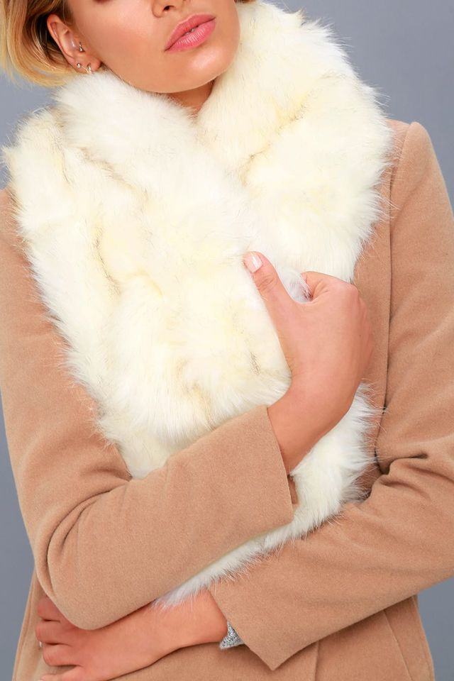 Fur, Fur clothing, Clothing, Skin, Outerwear, Pink, Beige, Neck, Stole, Textile, 