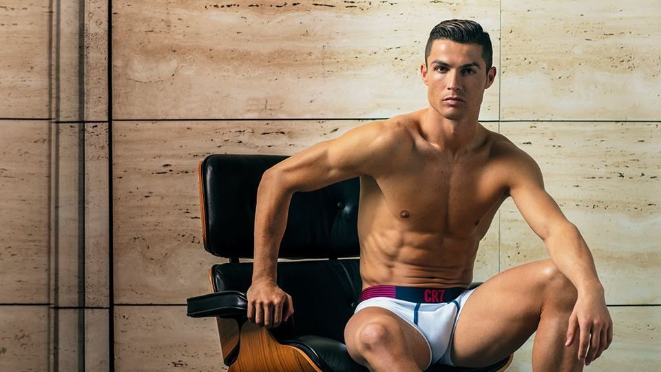 lærer Intim Overskyet Cristiano Ronaldo's CR7 Underwear Ads Showcase Perfect Abs