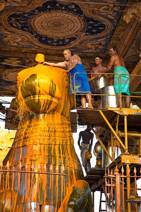 Pradosham is een ritueel waarbij zonden worden weggewassen door kurkumamelk over het hoofd van Nandi de boodschapper van de god Shiva te gieten