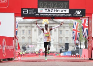 Eliud Kipchoge vuela en el Maratón de Londres