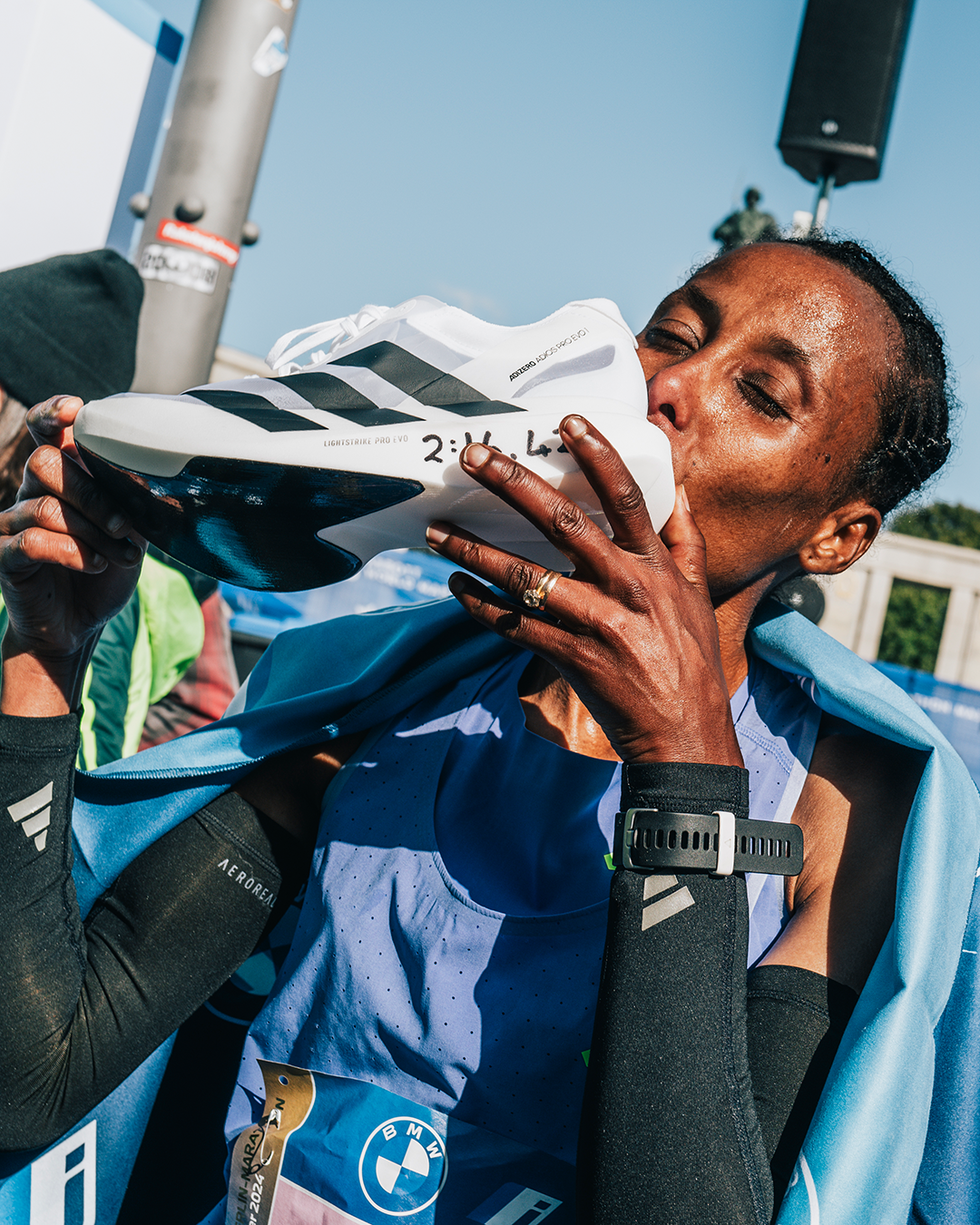 la ganadora del maraton de berlin 2024 con las zapatillas de running adidas adizero adios pro 4