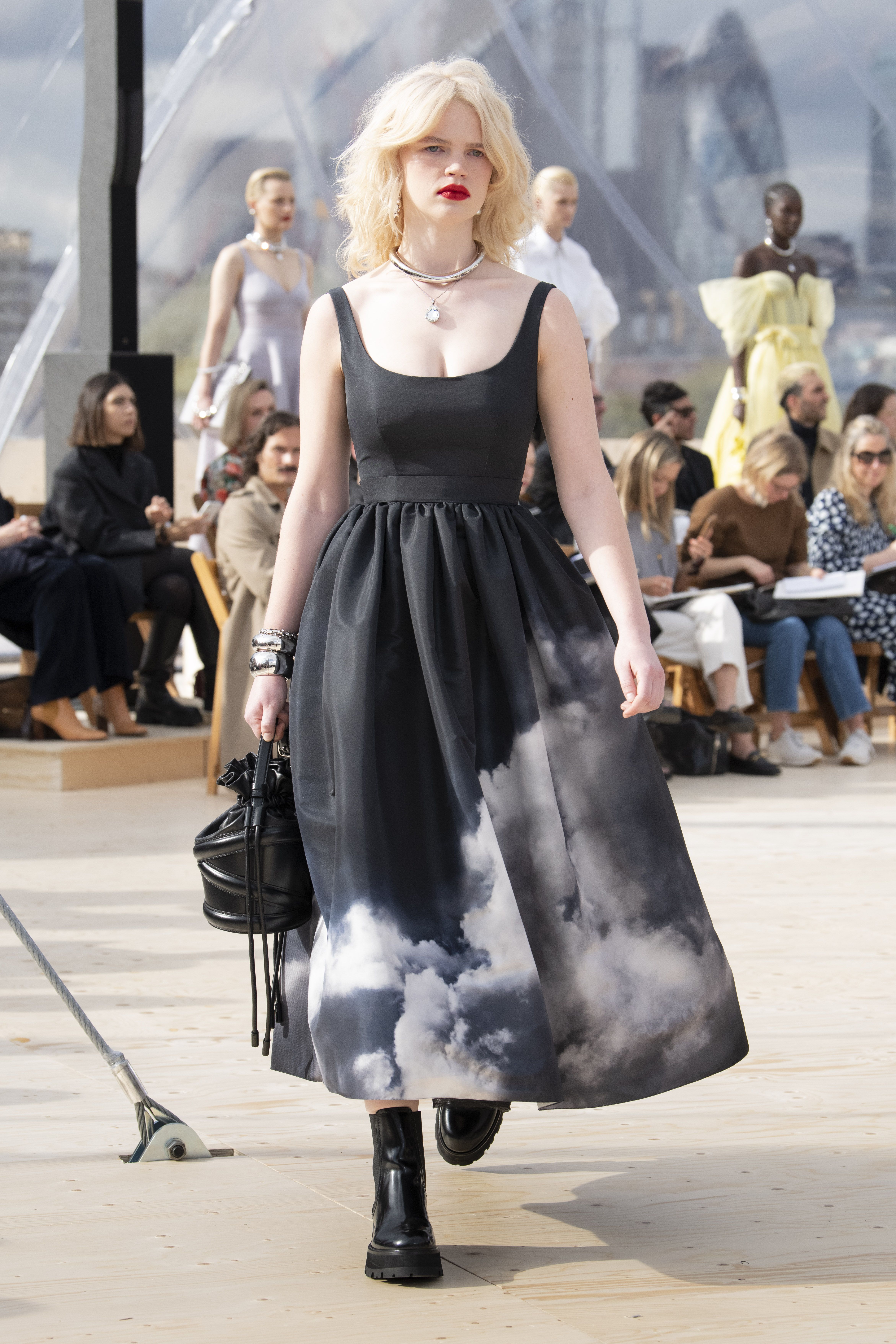 アレキサンダー マックイーン（ALEXANDER MCQUEEN）」2022春夏