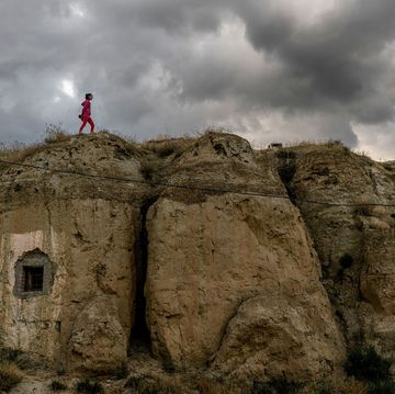 judith een 12meisje dat in guadix woont loopt over het dak van haar grotwoning in deze regio worden grotten al honderden jaren door de plaatselijke bevolking bewoond