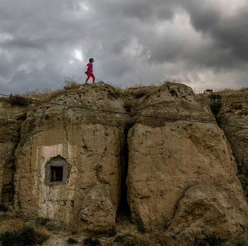 https://www.nationalgeographic.com/content/dam/cultureexploration/2018/08/granada-caves/29-caves-granada.jpg judith een 12meisje dat in guadix woont loopt over het dak van haar grotwoning in deze regio worden grotten al honderden jaren door de plaatselijke bevolking bewoond