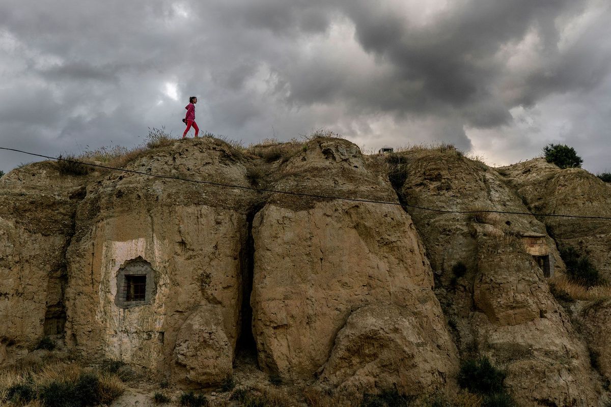 judith een 12meisje dat in guadix woont loopt over het dak van haar grotwoning in deze regio worden grotten al honderden jaren door de plaatselijke bevolking bewoond