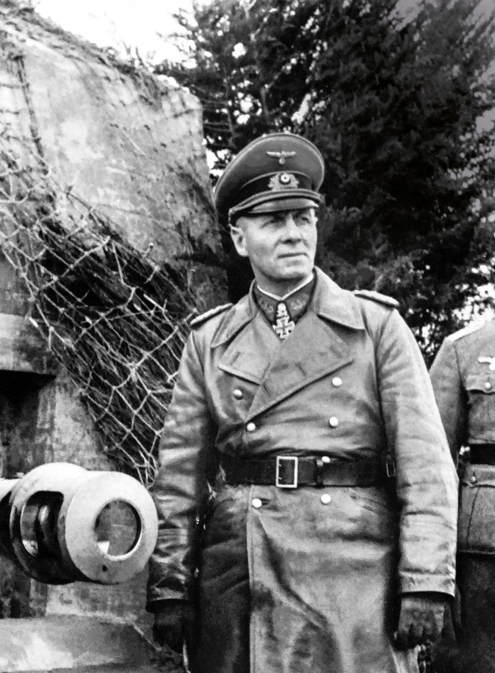De Duitse veldmaarschalk Erwin Rommel inspecteert in 1943 of 1944 de versterkingen van de Duitse Atlantikwall langs de westkust van Frankrijk