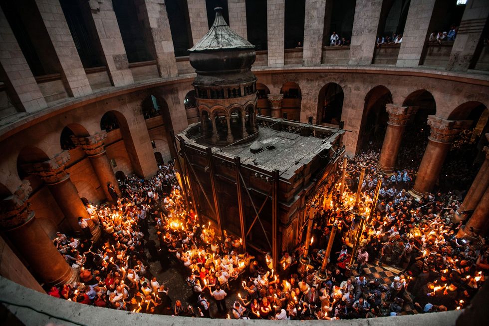 In normale tijden verdringen zich ruim 10000 gelovigen in de Heilig Grafkerk om het Heilig Vuur te begroeten
