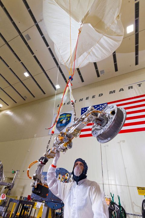 Toen ingenieurs van Lockheed Martin het uitschuiven van de robotarm TAGSAM Touch and Go Sample Acquisition Mechanism van het ruimtevaartuig OSIRISRExtestten gebruikten ze een heliumballon om de minieme zwaartekracht te simuleren die de robotarm in de nabijheid van zn kleine asterode zou ondervinden