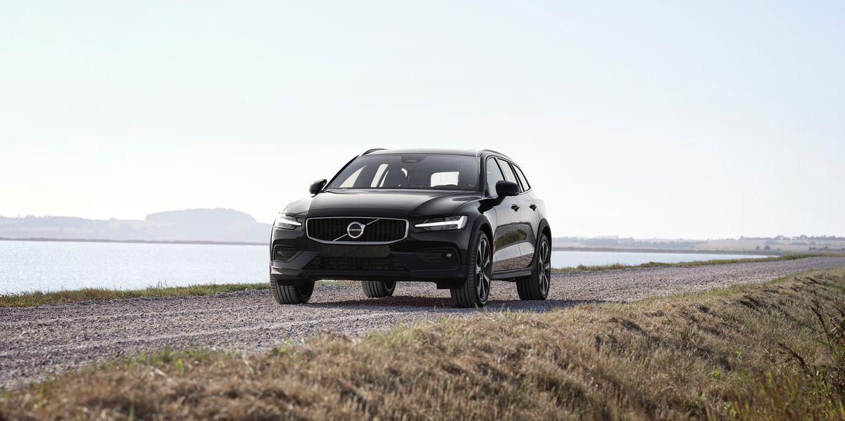 2023 Volvo V60 / V60 Cross Country Review, Pricing, and Specs