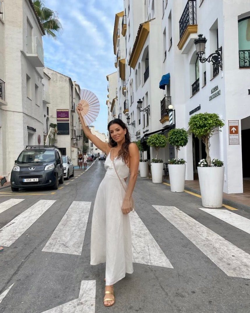 Eva Longoria es una visión de blanco durante sus vacaciones en España