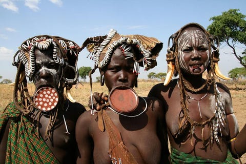 De lipborden van de Mursi EthiopiDe lipborden die de Mursivrouwen dragen zien er voor ons vaak mysterieus uit De vrouwen hebben deze borden bijna nooit in Hun lippen worden gepiercet op hun 15de en dan steeds een beetje verder uitgerekt De borden worden enkel gedragen tijdens de dansen die ongetrouwde vrouwen houden hoewel deze tegenwoordig voornamelijk plaatsvinden om toeristen aan te trekken Het idee achter deze traditie was te voorkomen dat de duivel het lichaam binnen treedt maar kwam ook van pas om slavenhandelaren af te schrikken en om de rijkdom van de familie tentoon te spreiden